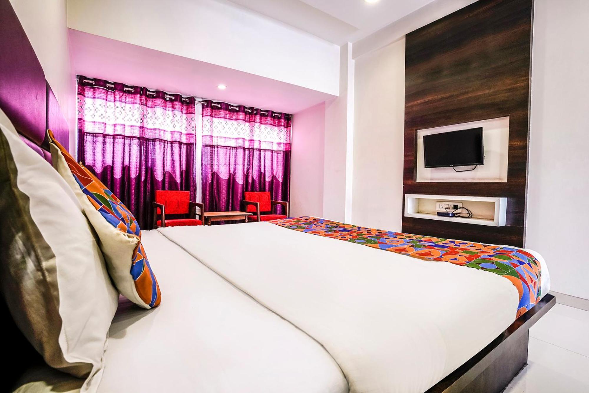 Hotel Fabexpress Raj Tourist Nášik Exteriér fotografie