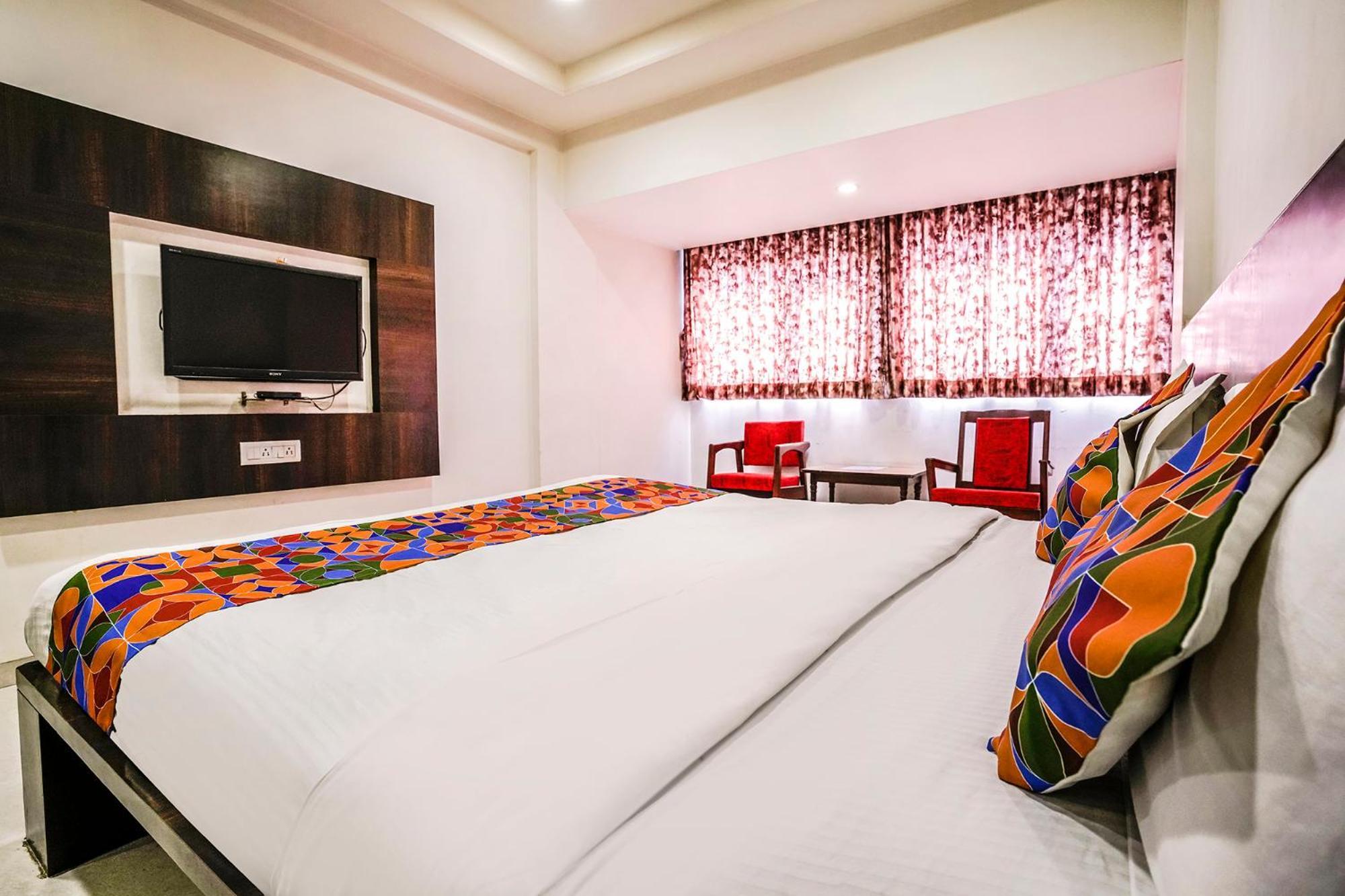Hotel Fabexpress Raj Tourist Nášik Exteriér fotografie